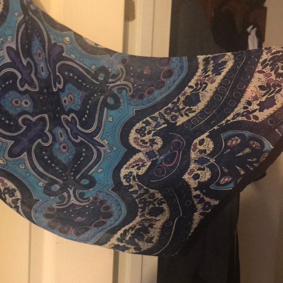 Beautiful blues top - Picture 3 of 5